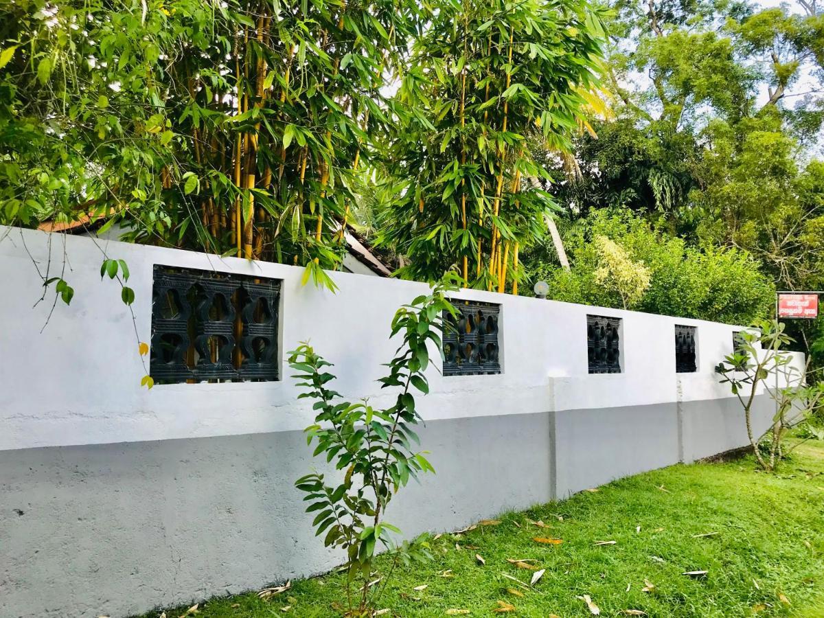 Charitha Rest Ampara Exterior foto